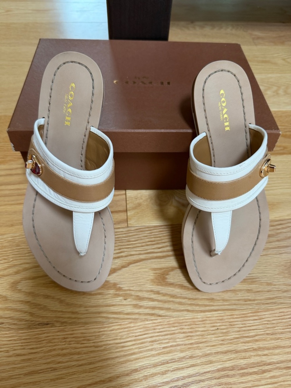 Coach  women’s 5.5M, White and Tan Eileen Leather Slide Sandals with Gold Logo. - Picture 2 of 7